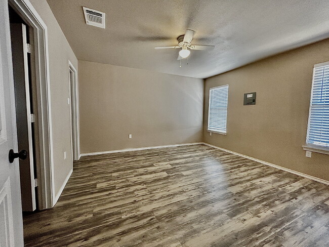 Building Photo - "Charming 3-Bedroom Haven with 2 Full Baths - Perfectly Sized at 1308 Sq Ft in Lubbock, TX!"