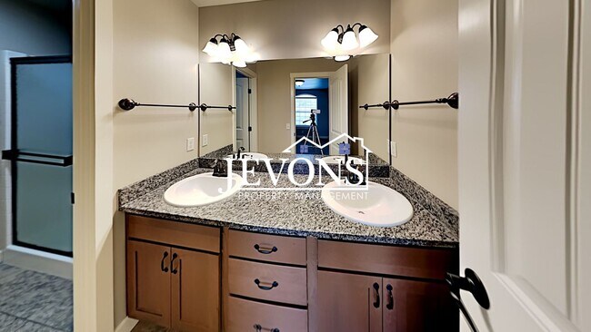 Building Photo - Spacious duplex with master bedroom, backy...