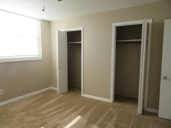 Building Photo - 2 BEDROOM 1.5 BATHS CONDO FOR RENT