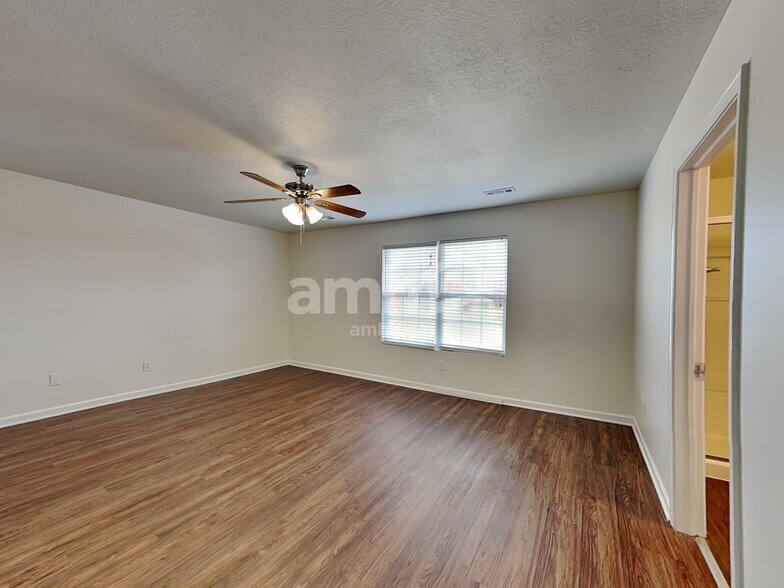 Building Photo - 1245 Cloverview St