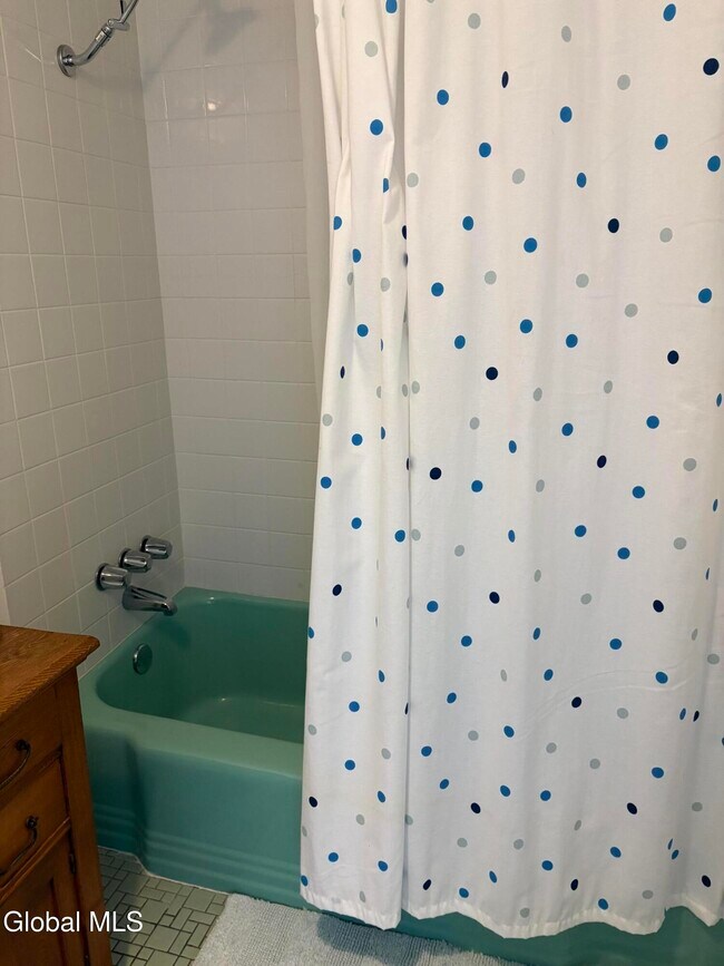 Building Photo - 20 Elm St