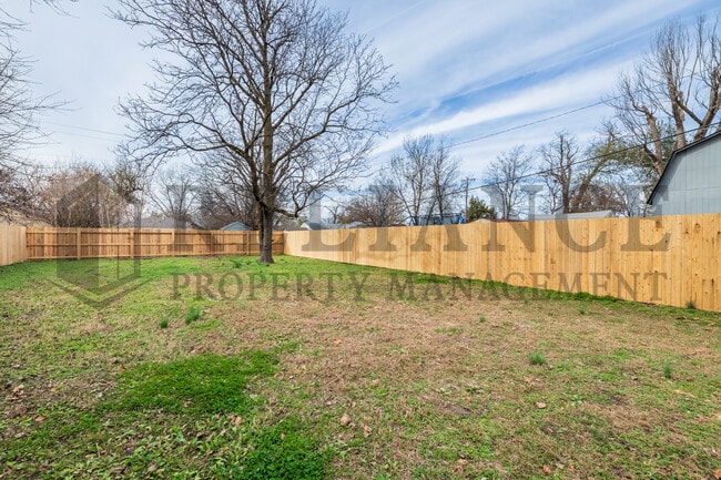 Building Photo - 1631 S Fern St