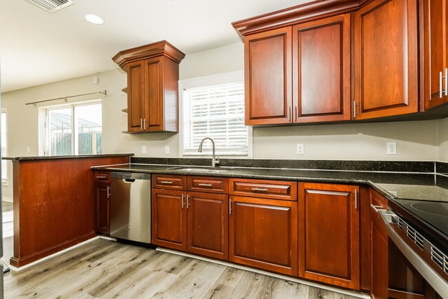 Building Photo - 1915 Crestridge Dr