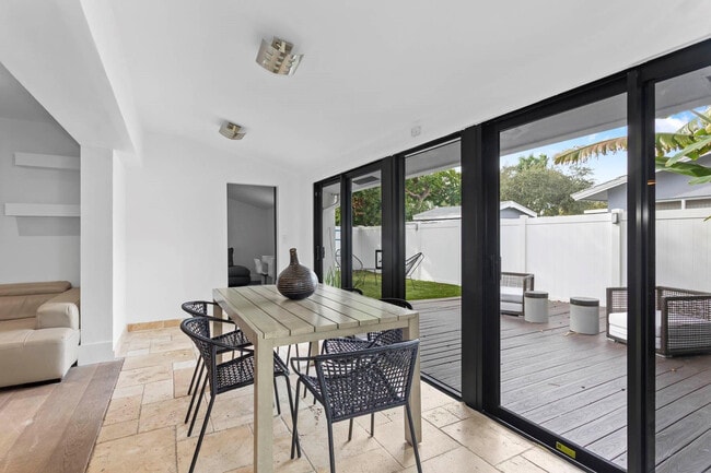 Building Photo - 715 NE 25th Ave