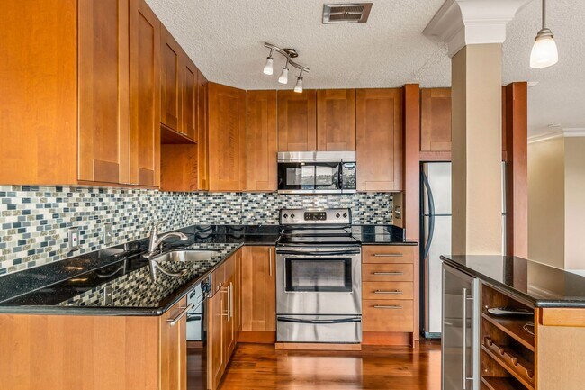 Building Photo - 1 Bedroom 1 Bathroom Eastlake Condo W/ Stunning Views