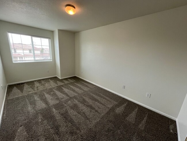 Building Photo - 5 Bed, 3.5 Bath with A/C, Available Now! -...