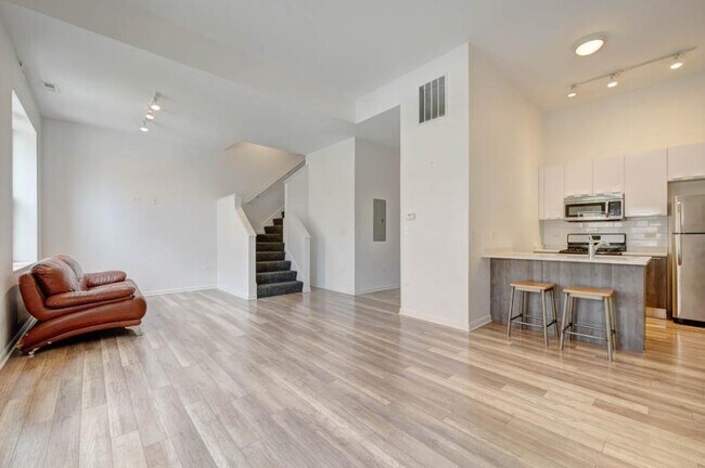 Primary Photo - 2 bedroom in Chicago IL 60647