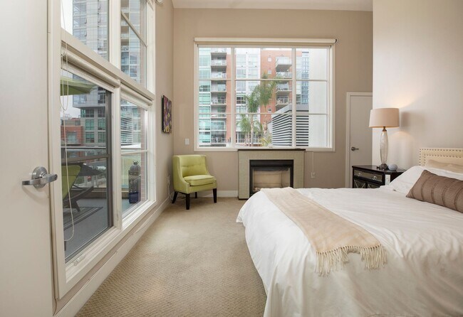 Building Photo - Modern Townhome Living in the Heart of Dow...