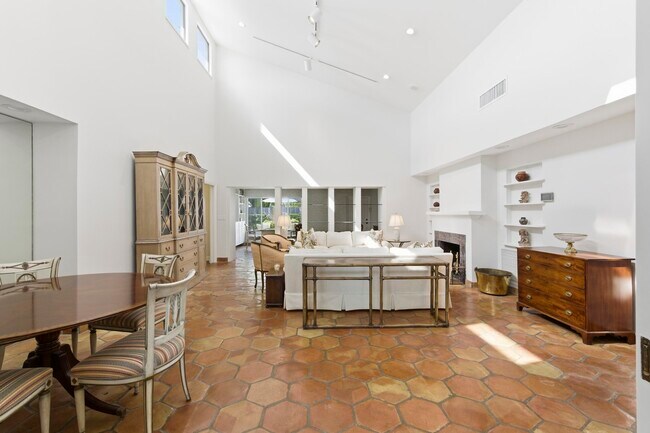 Building Photo - 3208 N Flagler Dr