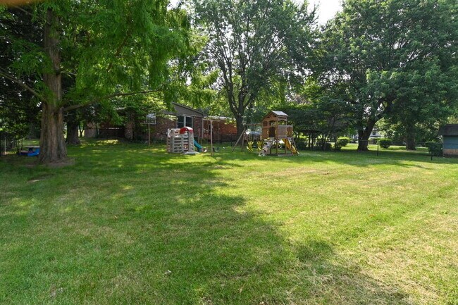 Building Photo - Charming 3-Bedroom Retreat with 2 Full Baths on South Meridian Street – 1516 Sq Ft of Comfort in ...