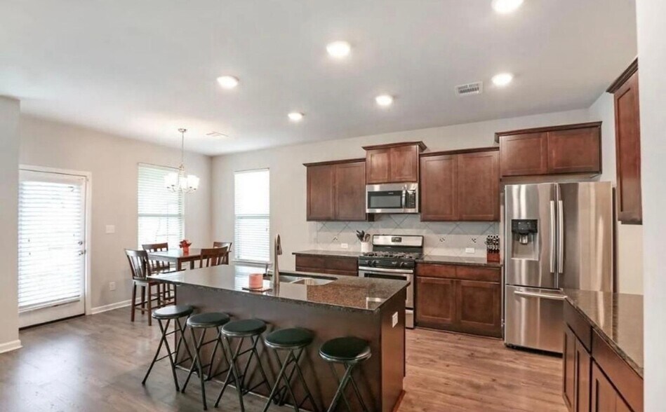 Building Photo - 39394 Legacy Lake Dr