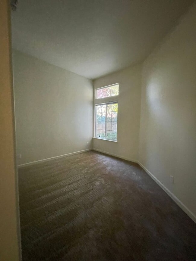 Building Photo - Spacious and Airy Rocklin Home! New Flooring!