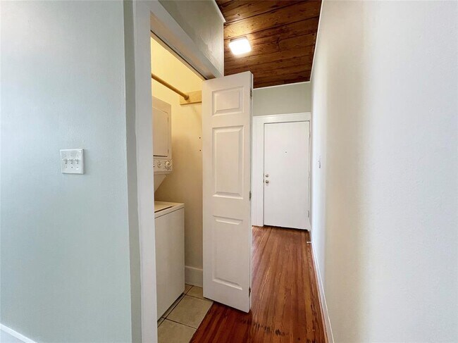 Building Photo - 711 Fargo St