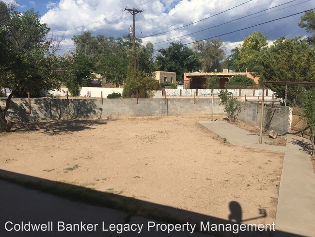 Building Photo - 1220 Girard Blvd NE