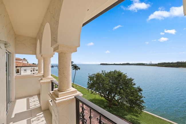 Building Photo - 2442 Fisher Island Dr