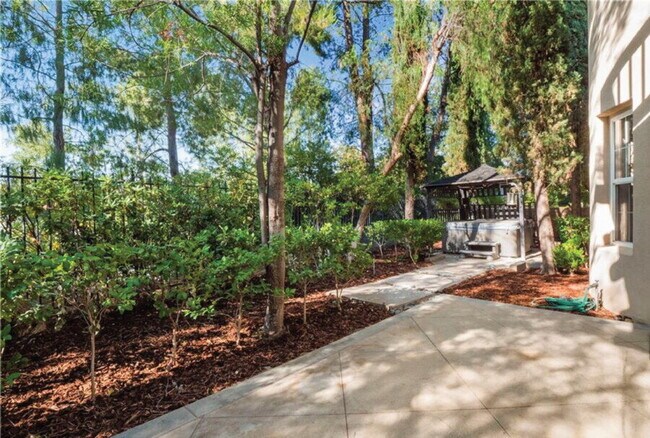 Building Photo - 3 Bedroom Woodlands Home