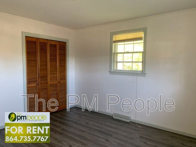 Building Photo - 204 Pennwood Ln