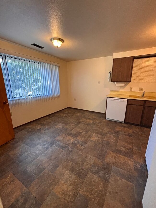 Building Photo - Water & Sewer Paid- 3 Bedroom 1 Bath Duplex