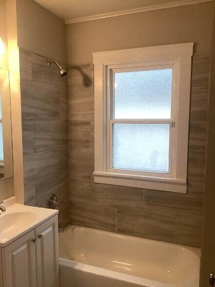 Building Photo - 703 W Hanssler Pl