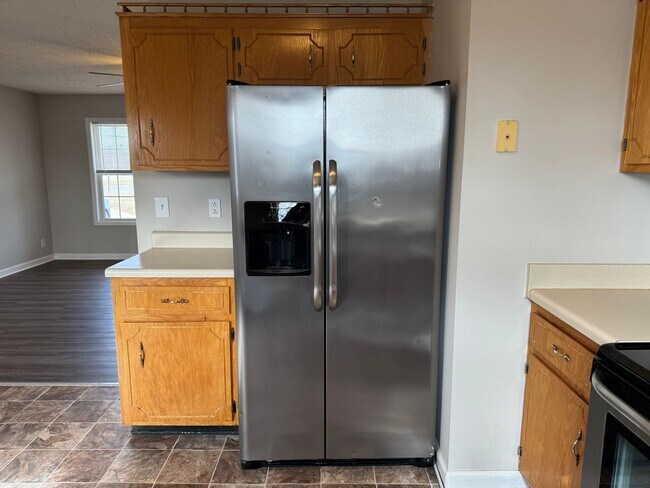 Building Photo - 3 Bedroom 2 Bathroom Open Kitchen