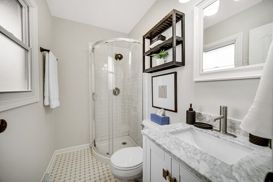 Building Photo - 560 Kathleen Dr