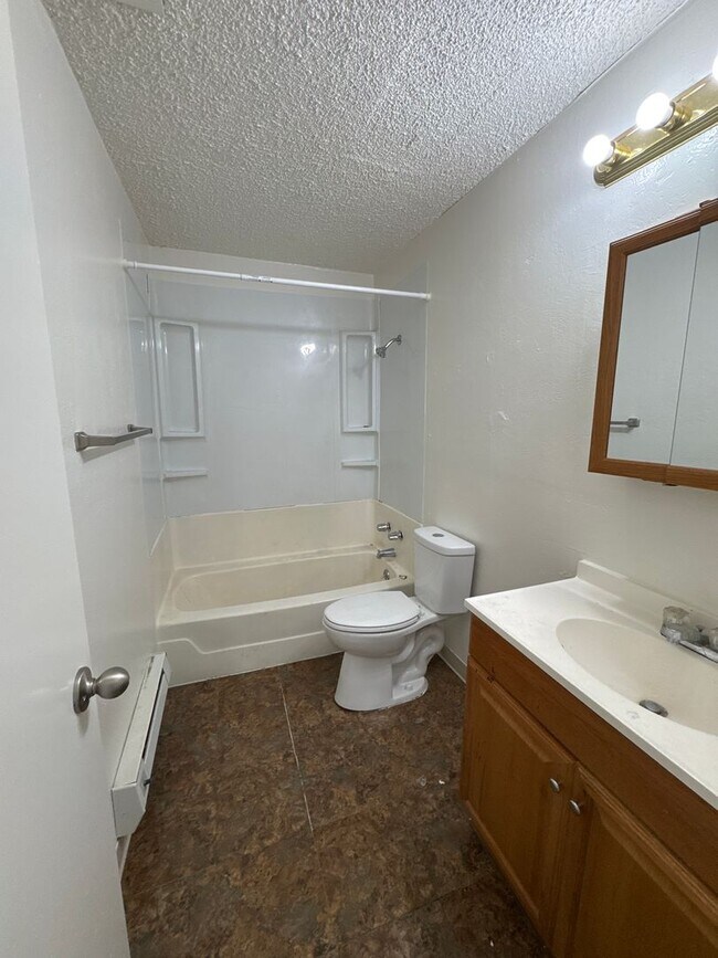 Building Photo - Quail Hollow 13