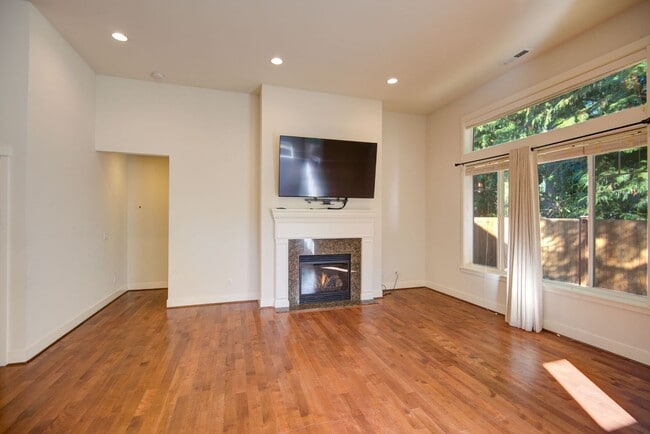 Building Photo - 3 (or 4) bedroom Edmonds Home