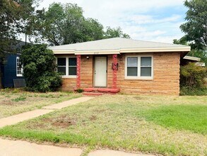 Building Photo - Adorable, Unique, and Roomy 3/2 Close to Tech! Move in Special Half off First Month!