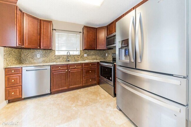 Building Photo - 3 br, 2.5 bath Townhome - 1335 SW 48th Ter