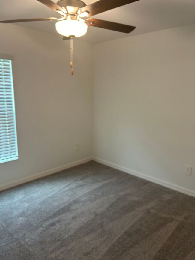 Building Photo - ****PRICE REDUCTION****    Ready for immed...
