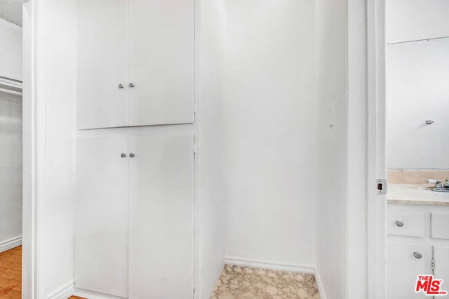 Building Photo - 817 N Hudson Ave