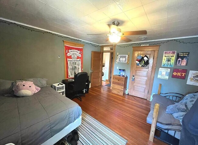 Bedroom 3 w/ Plenty of Space, plus 1 Smoke Detector - 1507 W Barker Ave