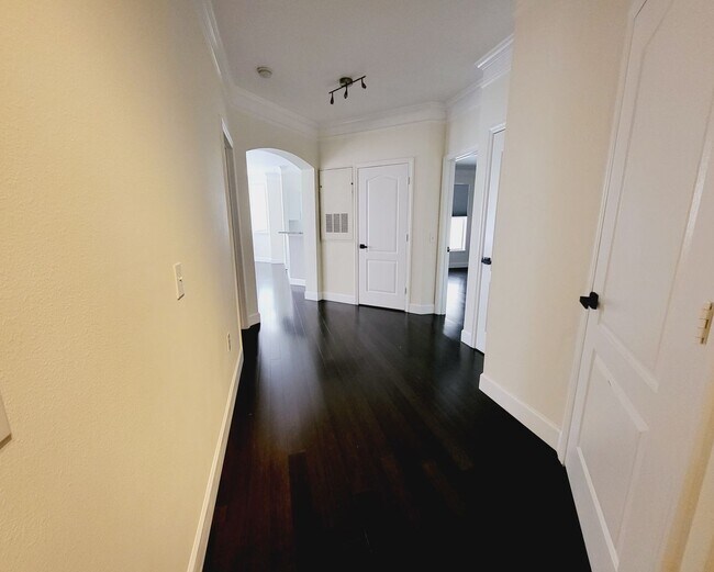 Building Photo - Stunning 2/2 Condo For Rent in Mirabella -...