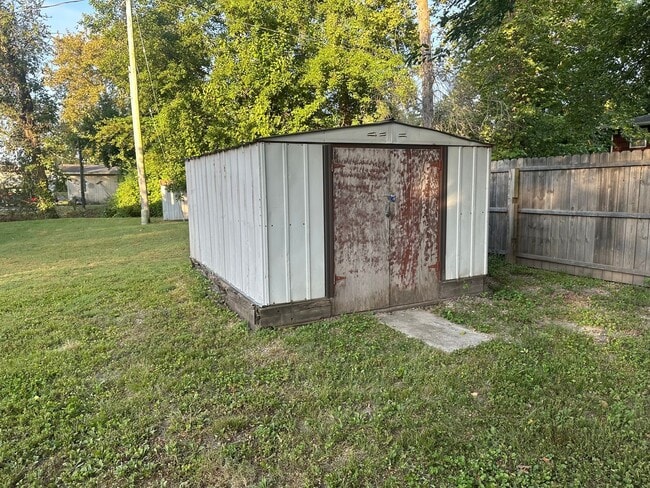 Building Photo - Renovated 2 Bed 1 Bath