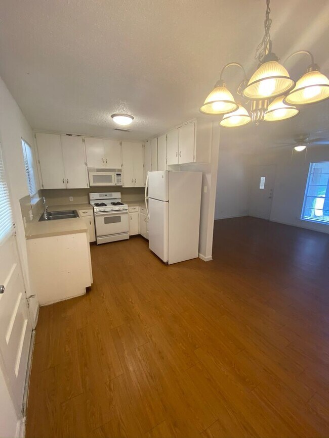 Building Photo - 3402 S Oak Dr