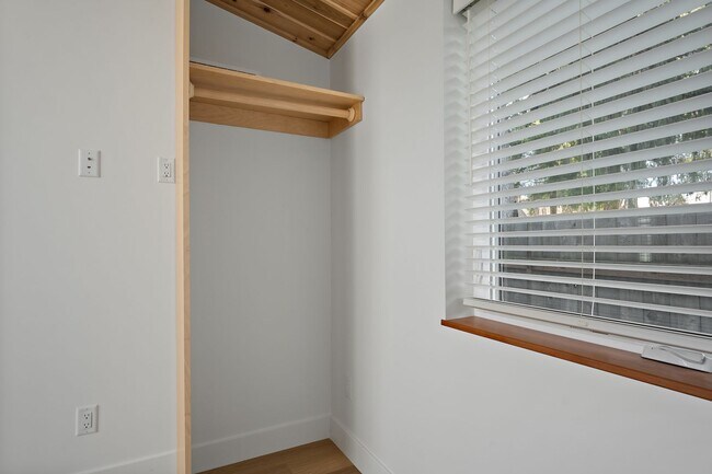 Building Photo - Morris Street Commons Modualr Living! 1/1 Community Living!