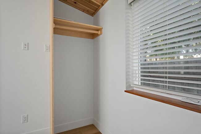 Building Photo - Morris Street Commons Modualr Living! 2/1 55+ Community Living!