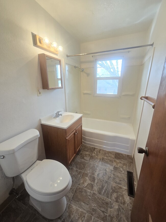 Building Photo - 3820 Meadow Ln