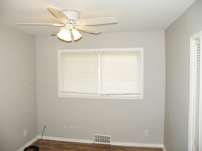 Building Photo - 3 Bed - 1 Full Bath Ranch for Rent!
