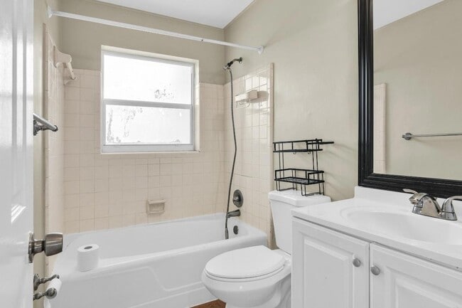 Building Photo - 184 SE 27th Way