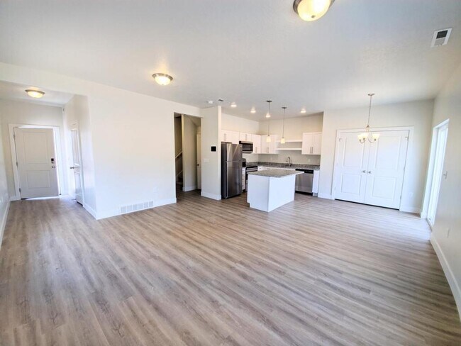 Building Photo - 1036 W 600 S