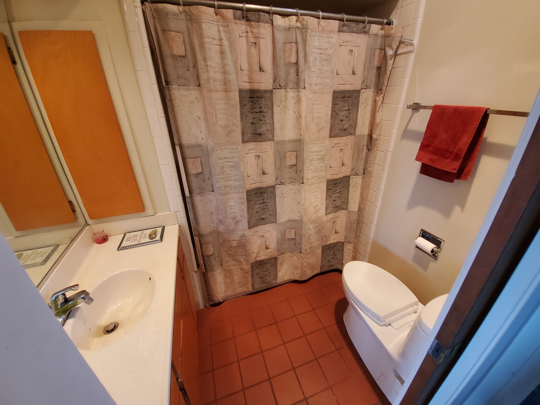 Full bath (main floor) - 2635 Hollyridge Dr