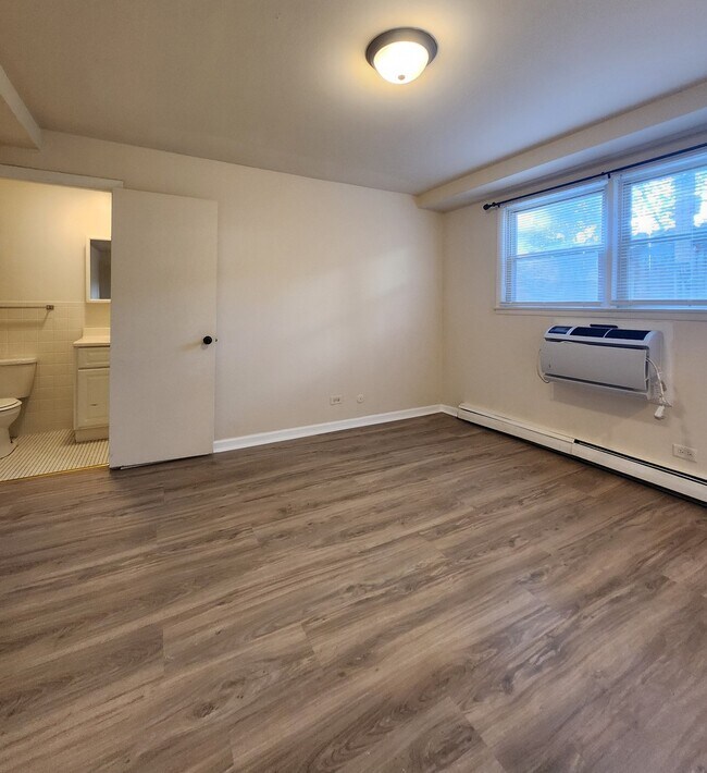 Building Photo - 2005 W Touhy Ave