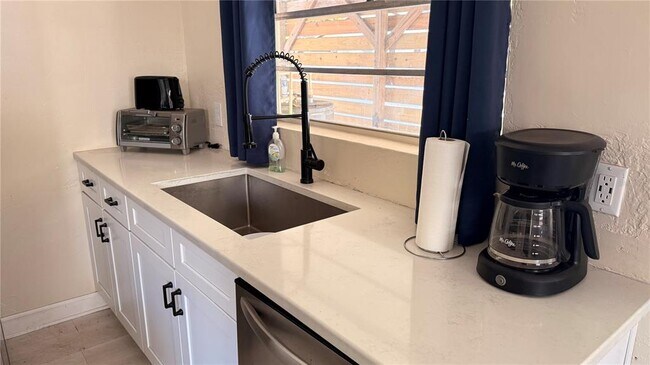 Building Photo - 905 Jones St