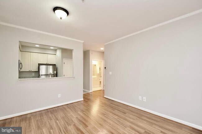Building Photo - 2324 Henshaw Pl