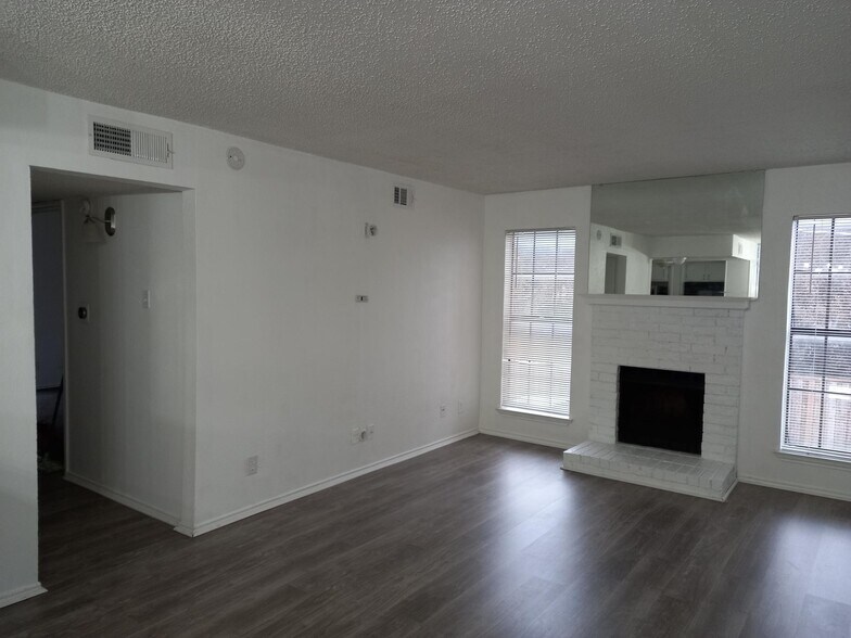 Building Photo - 9520 Royal Ln