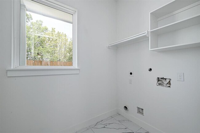 Building Photo - 6028 Beall St