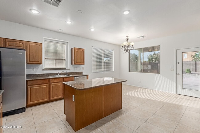 Building Photo - 40882 W Robbins Dr