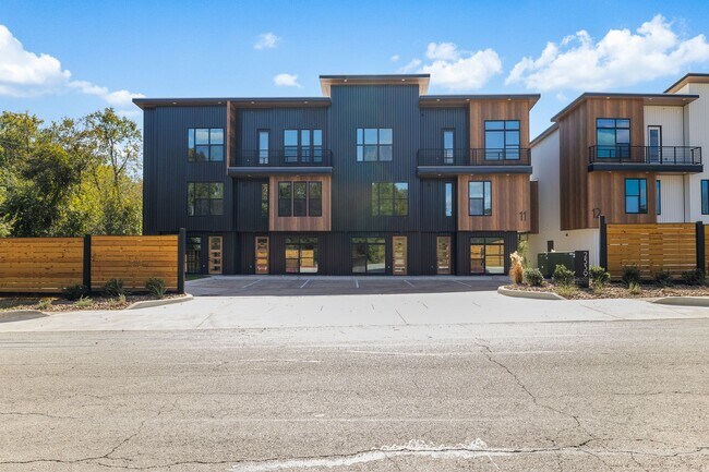 Building Photo - 4Bed/4Bath - Fully Furnished Townhome Avai...