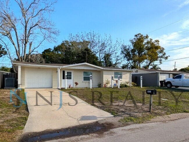 Building Photo - Fabulous 3/1/1 980 Sq. Ft. with NEW AC, NEW flooring, UPDATED kitchen & bath with GRANITE counter...
